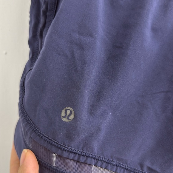 Lululemon low rise short 2.5” size 6 - Picture 4 of 7